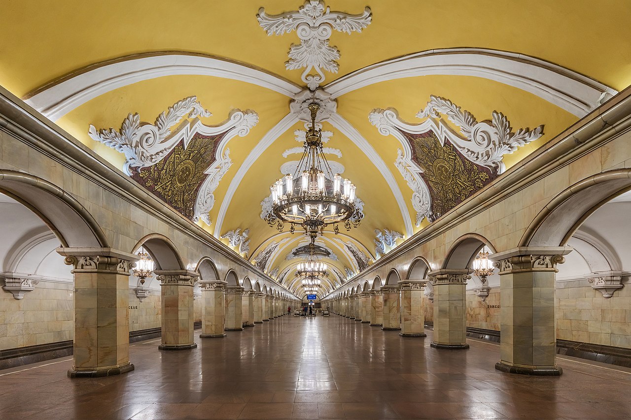 Станция метро «Комсомольская»